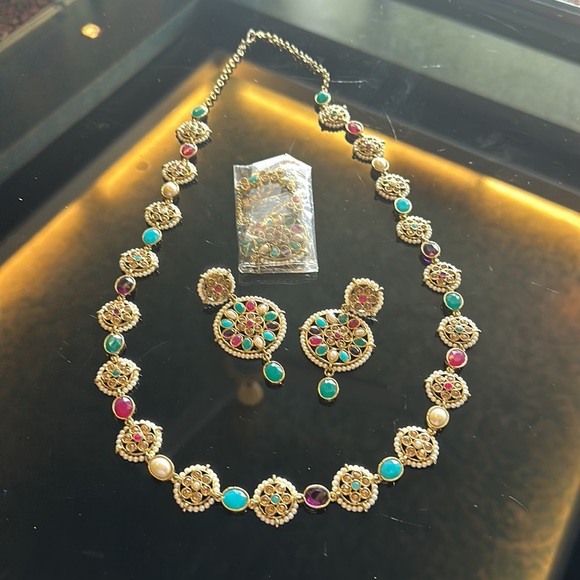 NWOT Colourful Necklace set with Maatha Teeka & matching earrings ! - Picture 3 of 9